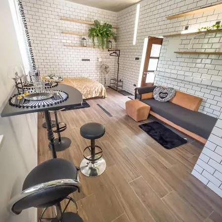 Riverside 1 Apartment *
